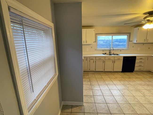 Building Photo - 1005 Saint Martin St