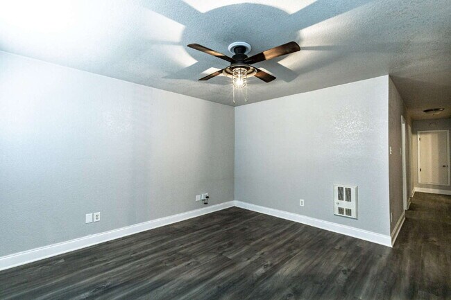 Building Photo - Cute 3 Bedroom 1 bathroom Home