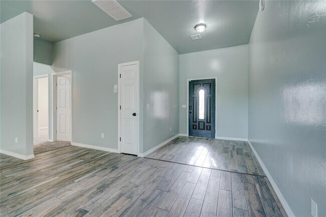 Building Photo - 2023 Westbury Dr