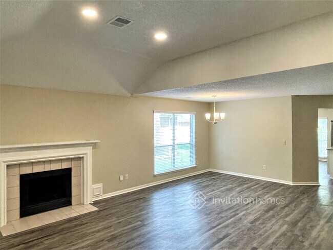 Building Photo - 8919 Village Hills Dr