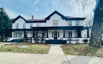 Building Photo - 517 W Maple Ave