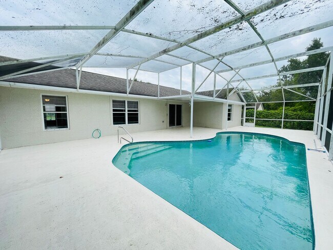 Foto del edificio - Single-Family Deltona Home with Pool Avail...