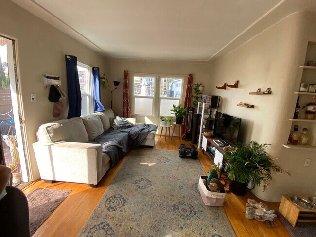 Foto del edificio - LARGE EXCLUSIVE PATIO! Charming Bungalow w...