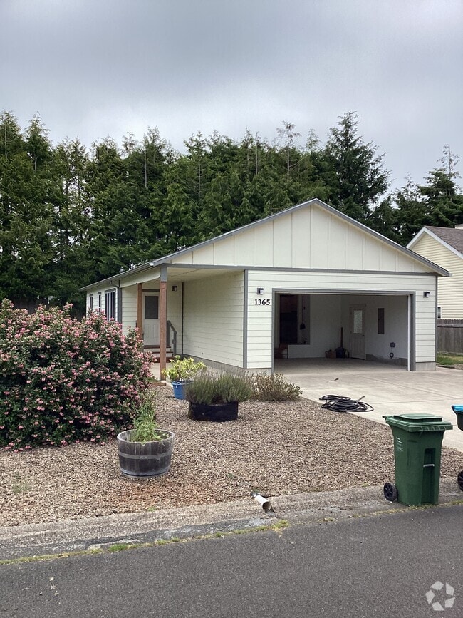 Building Photo - 1365 SW Fairway Dr