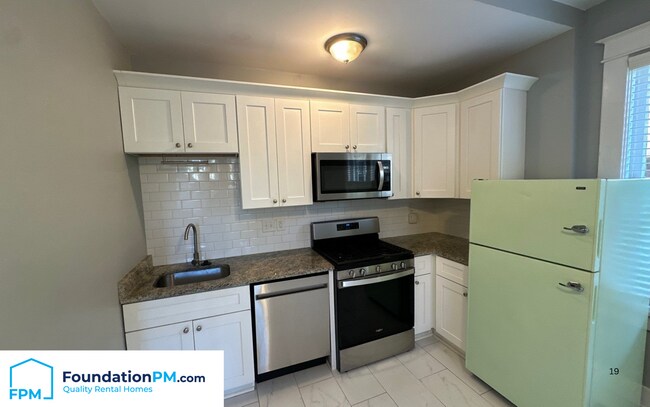 Building Photo - 1756 Lawrence Ave