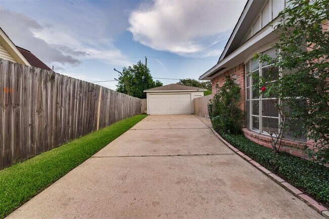 Building Photo - 7615 Lacy Hill Dr