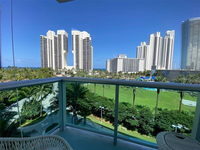 Foto del edificio - 19370 Collins Ave