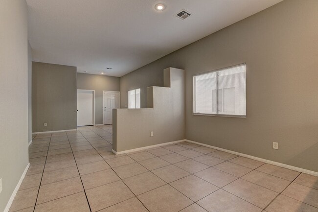 Building Photo - Welcome to this beautifully maintained sin...