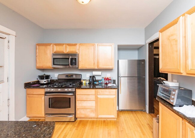 Building Photo - 1310 W Montrose Ave