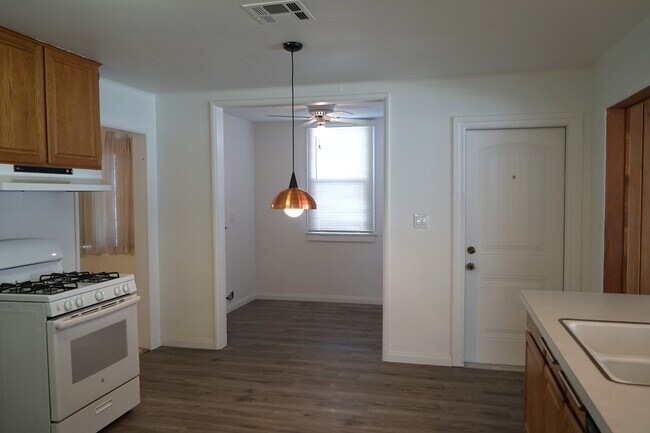 Cocina a espacio de lavandería/oficina - 120 E Fern Ave