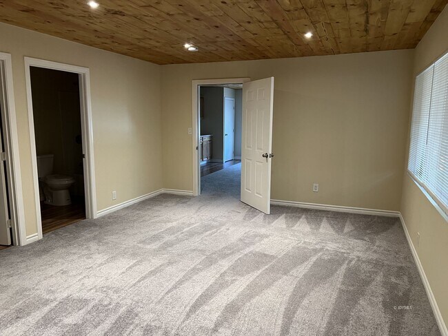 Foto del edificio - Walk to town 1 Bedroom Apartment