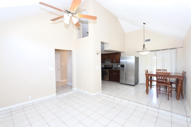 Building Photo - 8623 Oakridge Loop