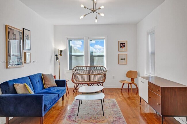 Foto del edificio - 559 NE 68th St