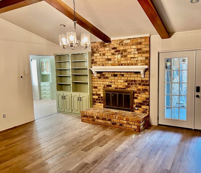 Building Photo - 1105 Briarbrook Dr