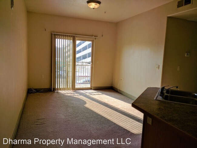 Building Photo - 67 200 N