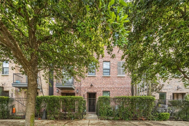 Building Photo - 2825 Hicks St