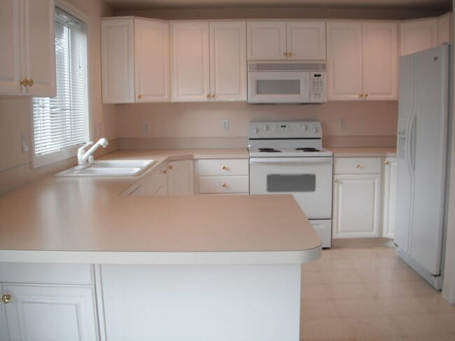Building Photo - Spacious home and yard ready for you!