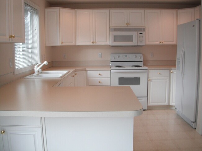 Foto del edificio - Spacious home and yard ready for you!