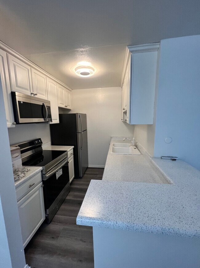 Kitchen - 525 S Ardmore Ave