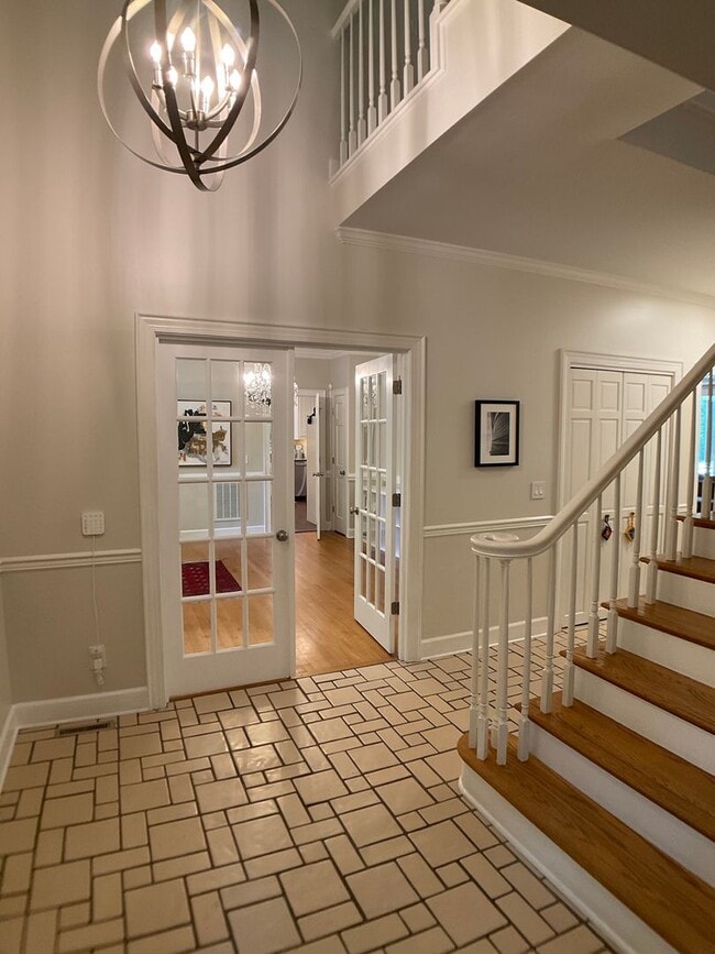Building Photo - Executive Home in The Heart of Chapel Hill!