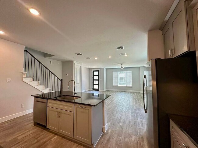 Building Photo - 3 Bedroom Townhome in Arlington