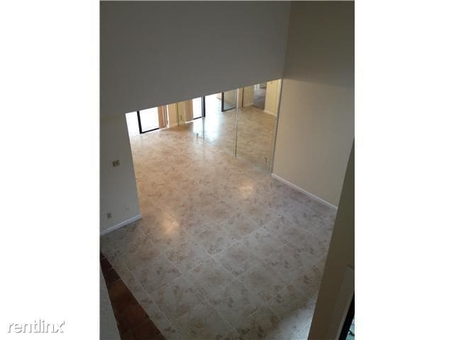 Building Photo - 6535 Parkview Dr