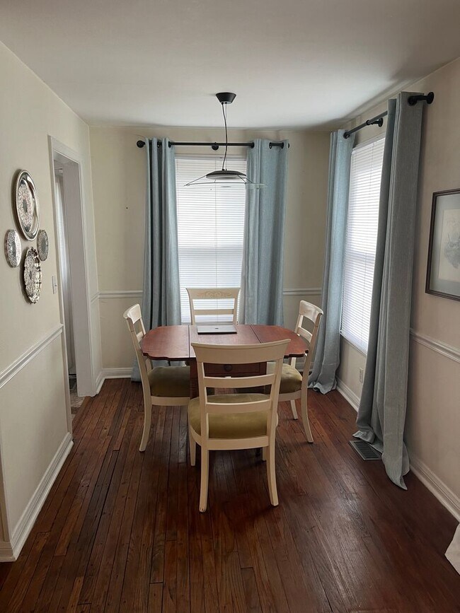 Building Photo - 2 Bedroom/ 1 Bath Apartment in Hillsboro V...