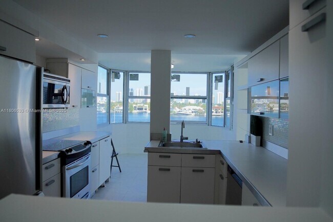 Foto del edificio - 16570 NE 26th Ave