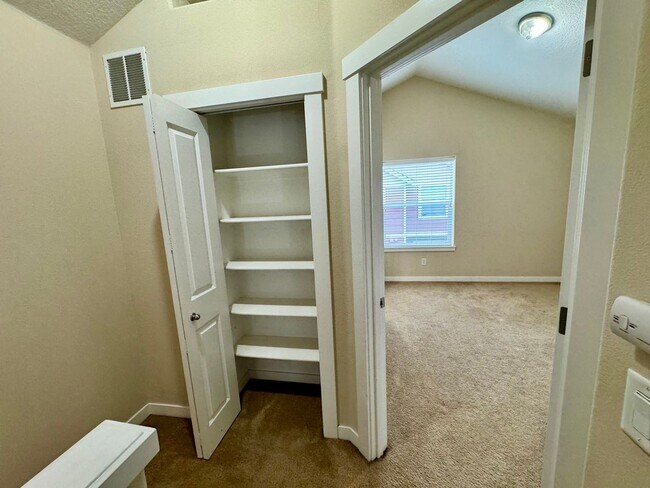 Building Photo - Charming Hillsboro 2 bedroom + bonus room ...