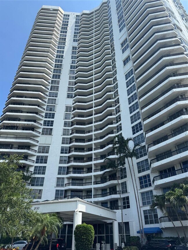 Foto del edificio - 3530 Mystic Pointe Dr