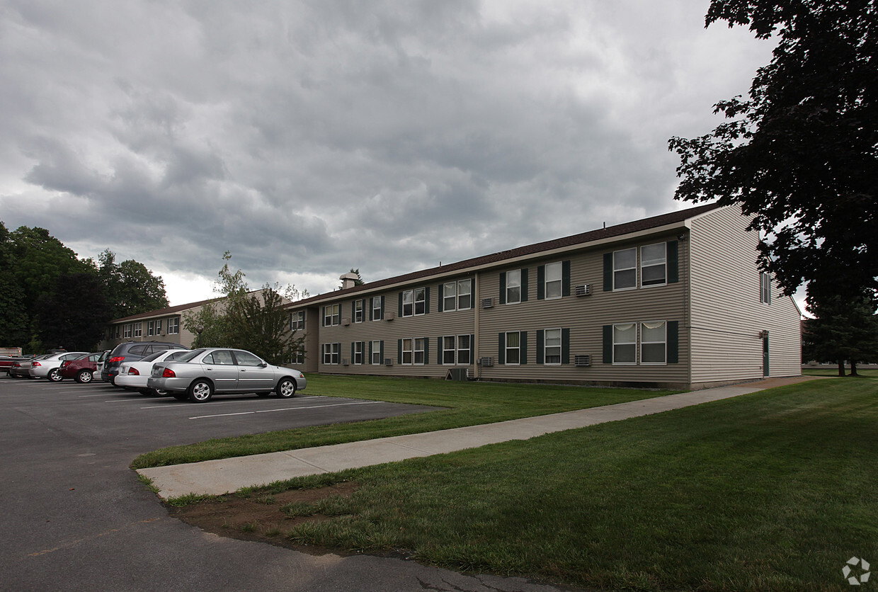 Ample Parking - Clinton Manor Apartments