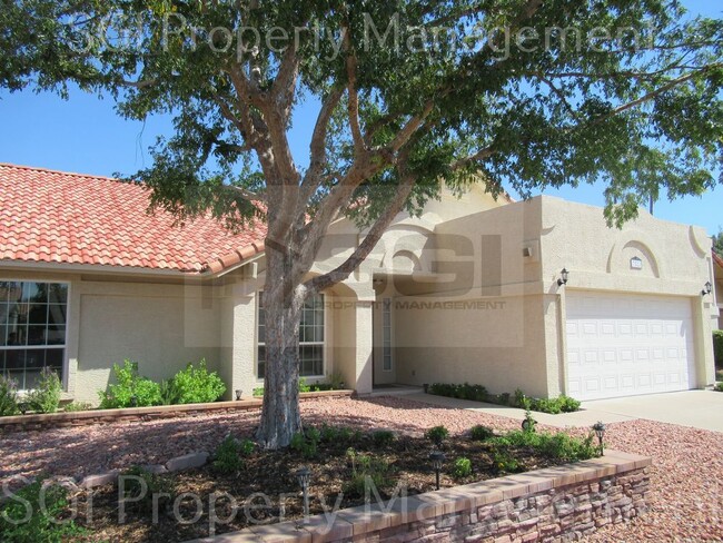 Building Photo - UPGRADED HOME ON ARROWHEAD COUNTRY CLUB!