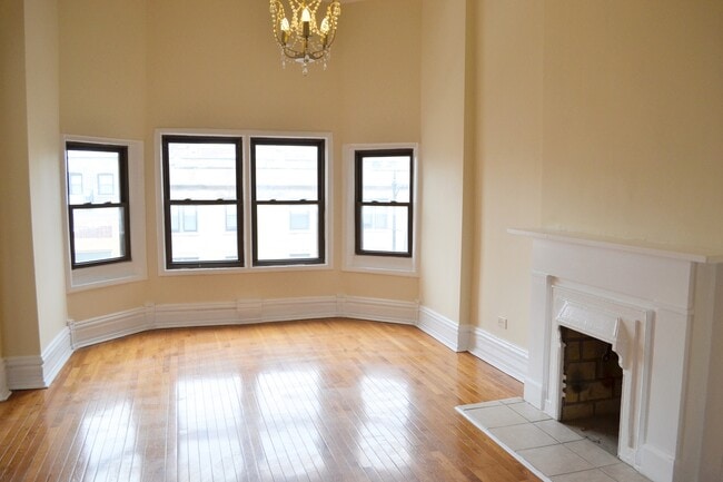 Building Photo - 2050 W North Ave
