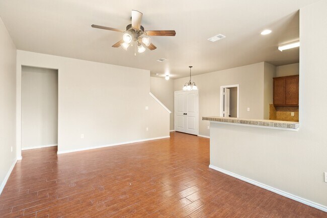 Building Photo - Beautiful 3 Bedroom Duplex Located in New Braunfels, Texas!