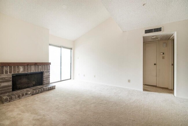 Foto del edificio - 7900 N Stadium Dr