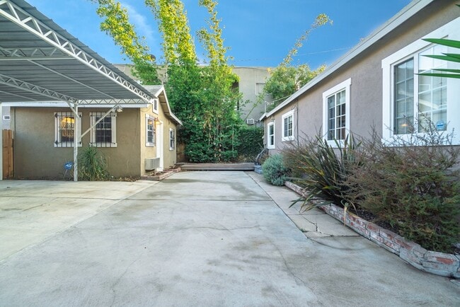 Building Photo - 6718 Fountain Ave