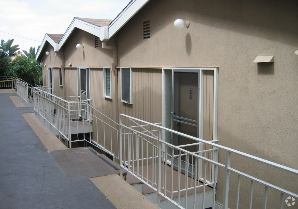 Alternate Building View 1 - 114 Avenida Del Reposo