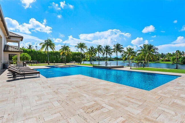 Foto del edificio - 7401 Peppertree Cir S