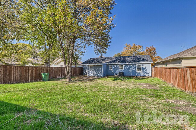 Building Photo - 4614 W Lake Highlands Dr