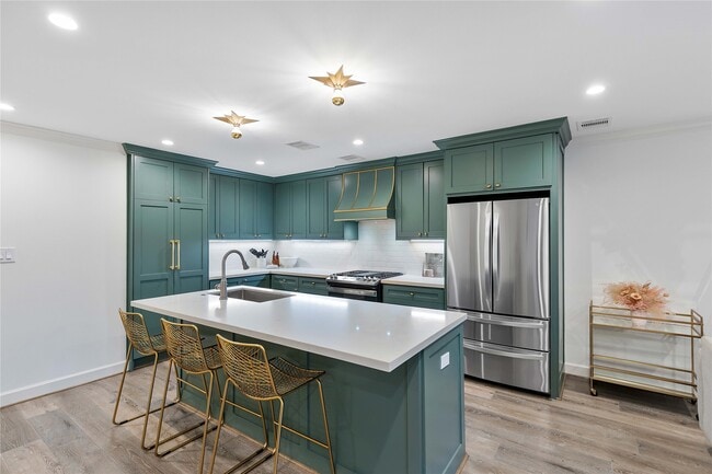 Building Photo - 3139 Bissonnet St