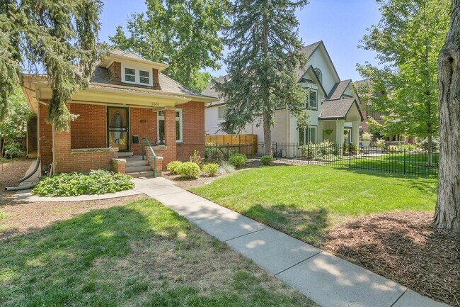 Photo - ONE block to OBSERVATORY PARK! great DU lo... House