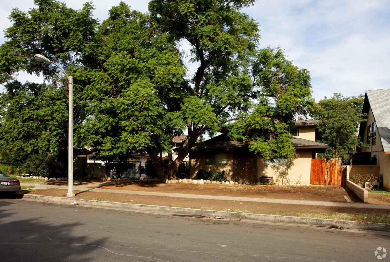Primary Photo - 975 W 5th St