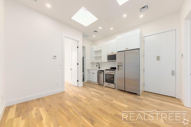 Building Photo - Marconi Place