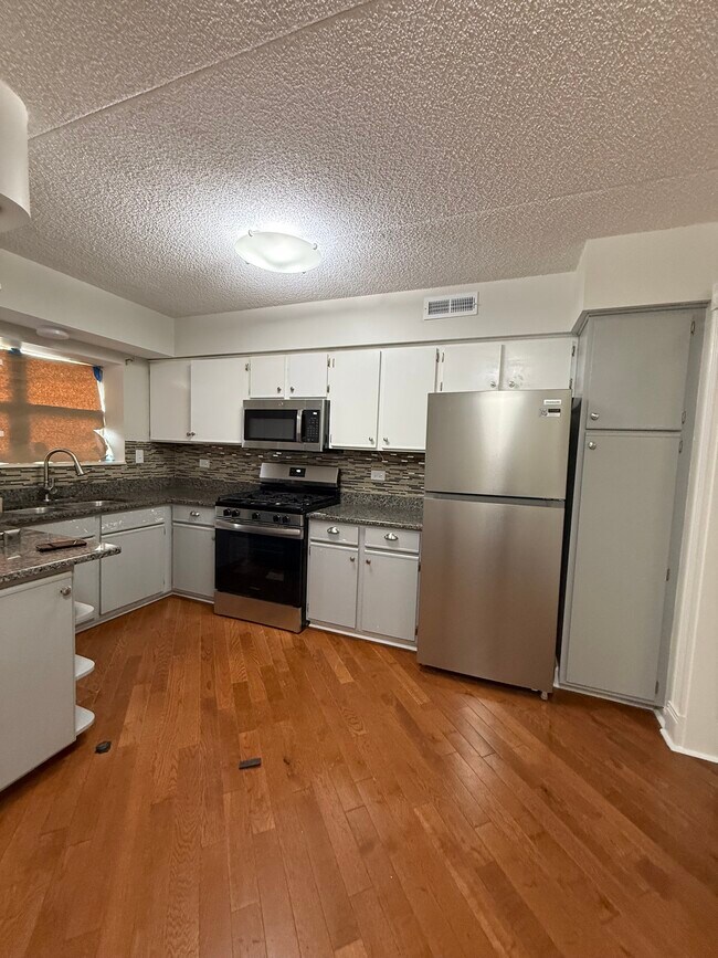 Frigorífico, microondas y lavavajillas nuevos. - 4750 N Elston Ave