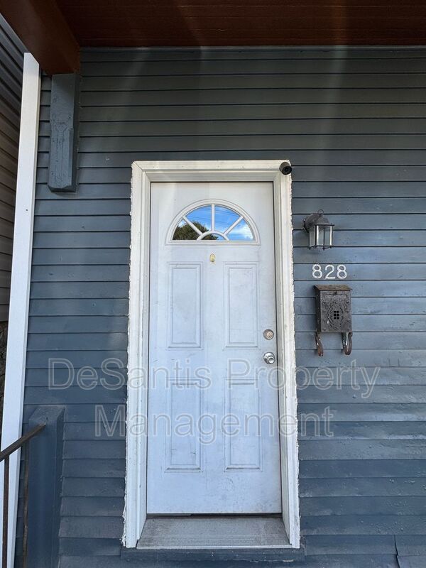 Foto del edificio - 828 Wallbridge West End St