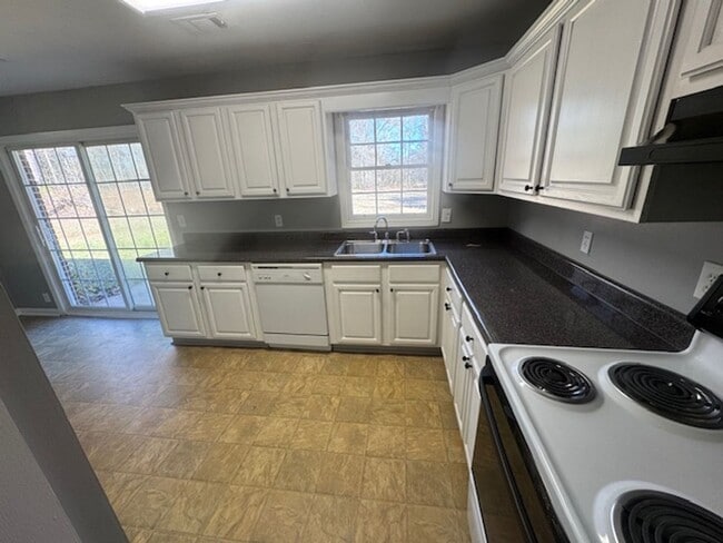 Building Photo - 1858 Cannonville Rd