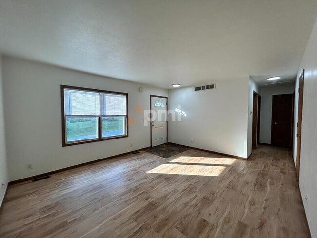 Building Photo - 139 Kabelin Ave