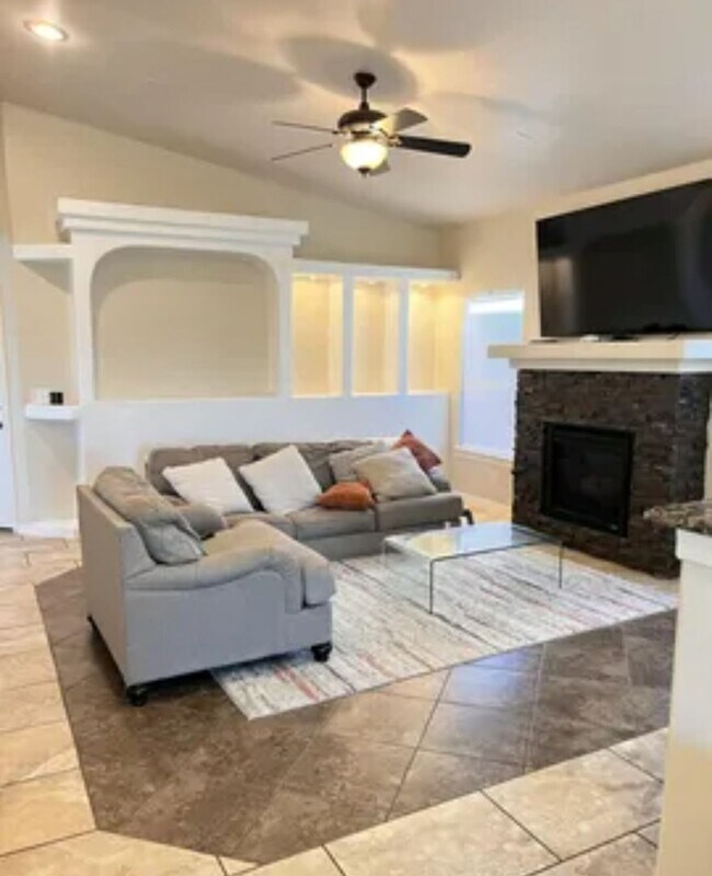 Foto del edificio - 3 bedroom 2 bathroom beautiful rental ! Av...
