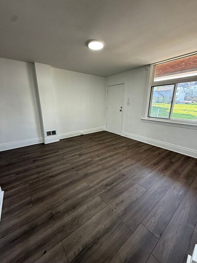 Foto del edificio - 2-Bedroom Home with Fenced Yard – Minutes from Downtown Pittsburgh