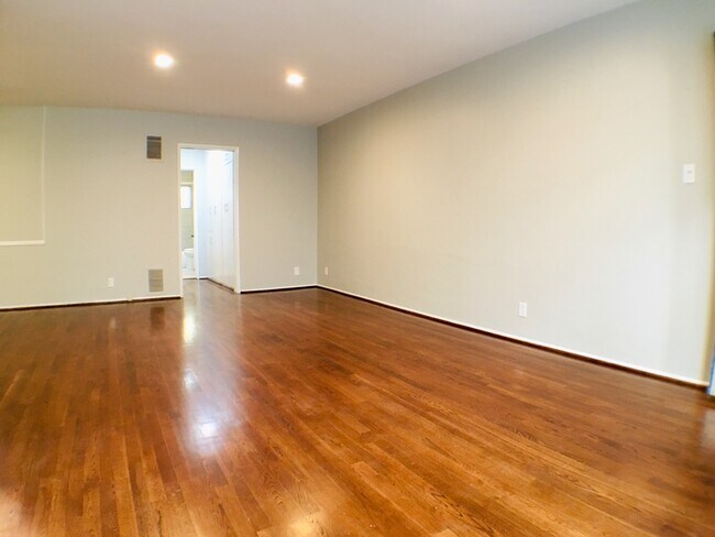 Building Photo - 1020 N Edinburgh Ave